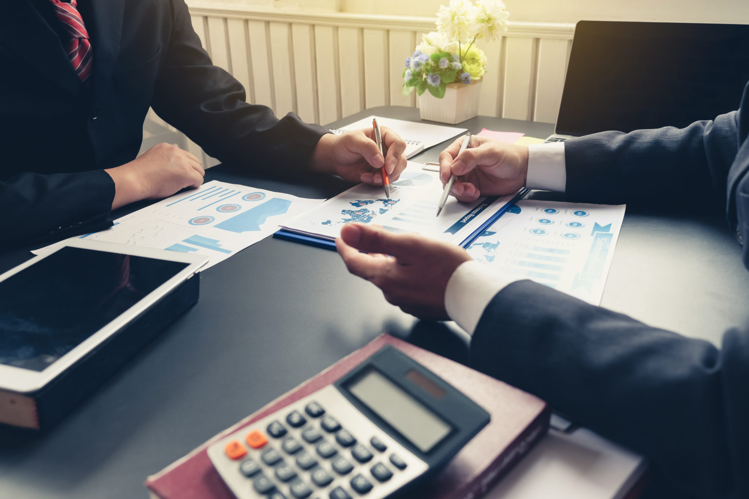 Inversores creando un plan financiero para sus inversiones